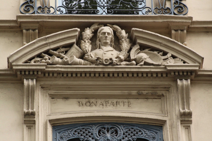 7 place d'Helvétie et rue Malesherbes, détail sur la façade, Bonaparte.