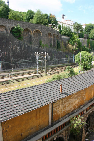 Aux numéros 85 à 92, cour intérieure vue du 92 quai Pierre-Scize.