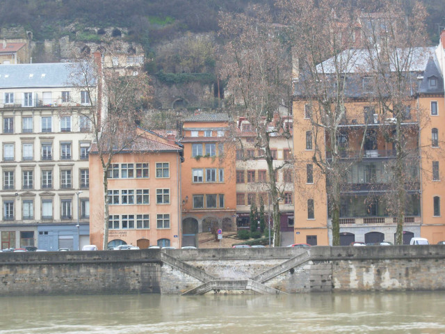 Vue sur la place Port-Neuf et le quai Fulchiron, prise depuis le quai Maréchal-Joffre.