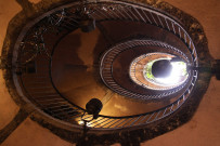 Au numéro 2, vue sur la cage d'escaliers.