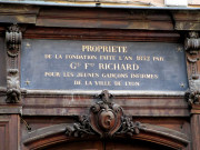6 place Saint-Nizier, plaque de la fondation Richard.