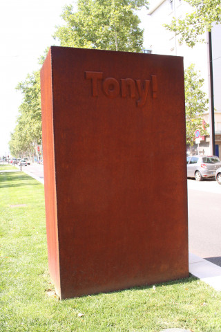 Station du tram, musée Tony Garnier, oeuvre de Bruno Yvonnet.