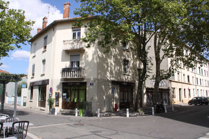 Rue Berchet, vers la rue Antoine-Lumière.