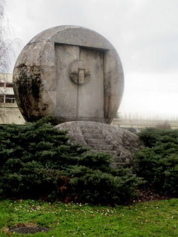 Ecole de santé militaire, sculpture anonyme.