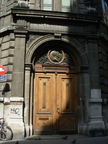 Angle de la rue Hippolyte-Flandrin et la rue des Augustins, entrée de l'école de la Martinière.