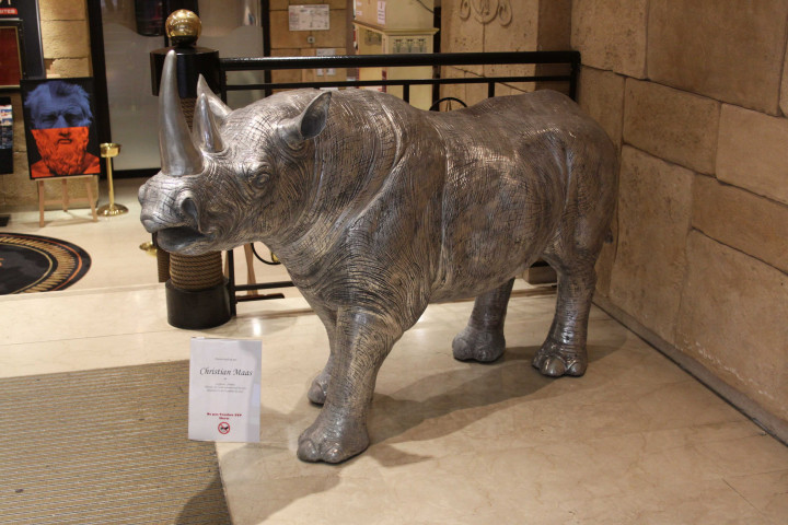 Sculpture du casino de la Cité Internationale représentant un rhinocéros, réalisée par Christian Maas.