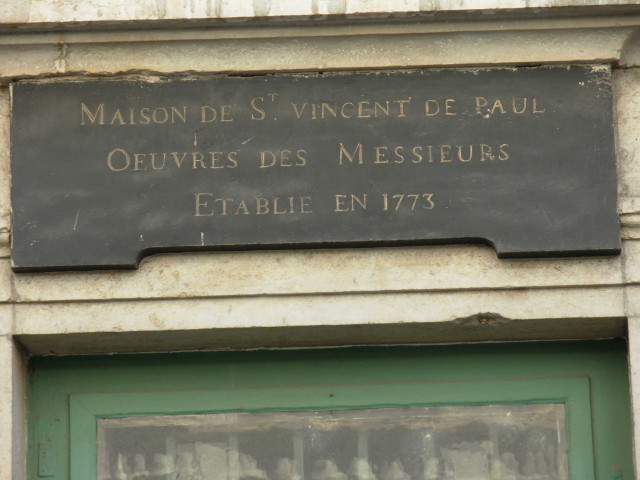 16 rue Bourgelat, plaque de la maison de Saint-Vincent-de-Paul, Œuvres des Messieurs.