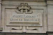 Détail de la façade sur la cour d'honneur.