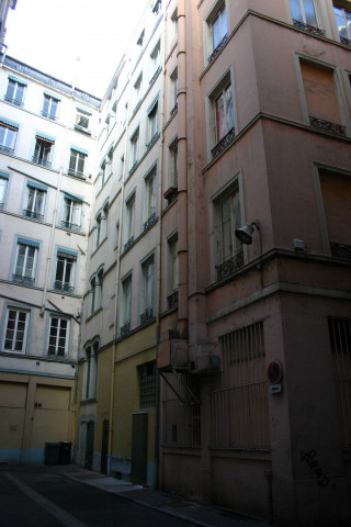 Cour des Archers, façade arrière de l'immeuble donnant sur la rue Confort et impasse.