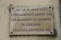 Angle de la rue du Chapeau Rouge et du 20 boulevard Antoine-de-Saint-Exupéry, plaque en mémoire de M. Colomb.