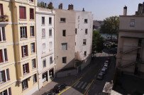Terrasse du groupe-scolaire Jean-Gerson, vue sur la place Ennemond-Fousseret.
