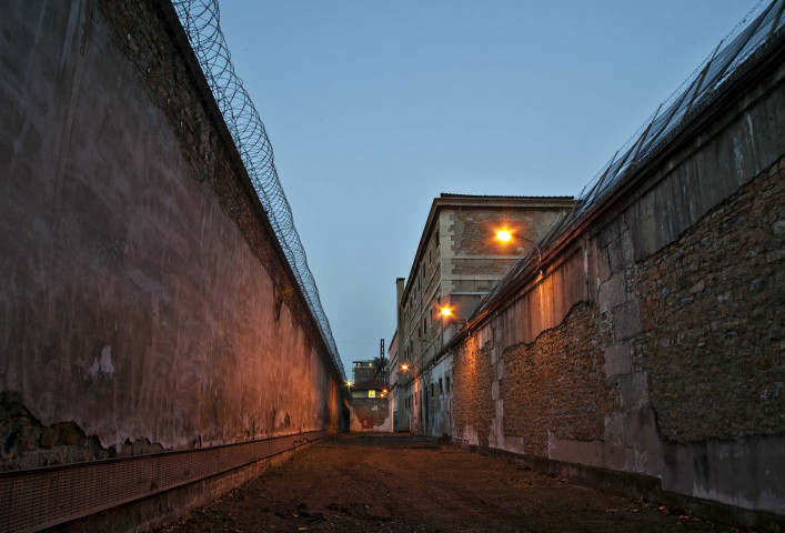 Vue de nuit d'un chemin extérieur de la prison.