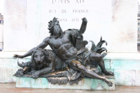 Statue équestre de Louis XIV avec le Rhône par Guillaume Coustou.