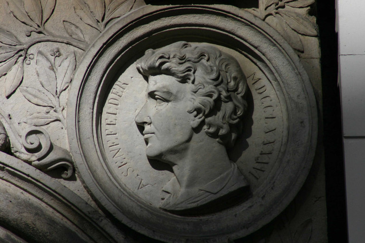 78 rue du Président-Édouard-Herriot, médaillons en mémoire de Johannes Gensfleisch dit Gutenberg et d'Aloys Senefelder (inventeurs).