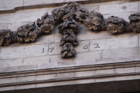 Cour de la Cuisine, sculpture avec date, fenêtre.