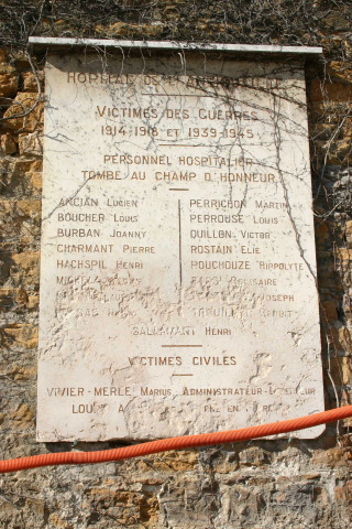 Plaque en mémoire des victimes des guerres.