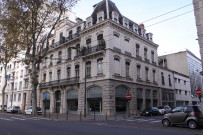 Vue sur la façade.