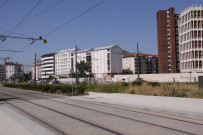 Vue sur les rails du tramway et bâtiments, nord-est.