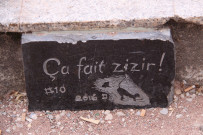 Place Ambroise-Courtois, plaque commémorant la dixième édition du festival ça fait zizir en 2016.