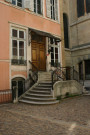 6 rue Boissac, porte et escaliers dans la cour intérieure.