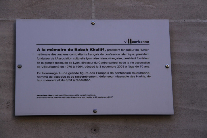 Centre culturel, plaque en mémoire de Rabah Kheliff (président d'associations).