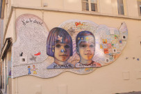 Angle de la rue Dumont d'Urville et de la rue du Chariot d'Or, plaque ornementale sur les droits et le savoir de l'enfant.