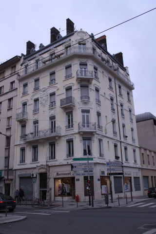 22 Avenue Berthelot, vers la rue de Marseille.