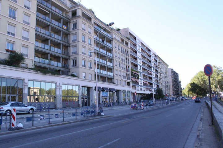 Entre le pont Mazarick et la rue des Entrepots, immeubles.