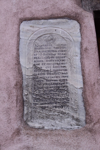 Vers le rue Sainte-Croix, plaque de pierre inscrite en latin.