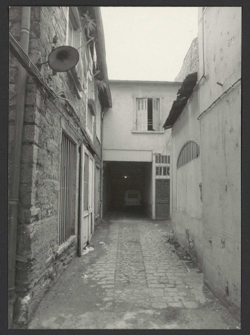 Atelier d'Eric Martin (bustes Jean-Paul II) 29 place Valmy.