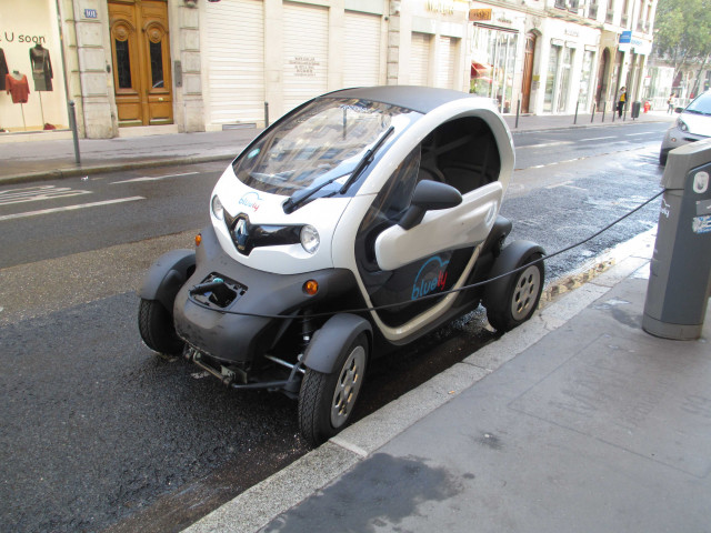 100 rue du Président-Édouard-Herriot, voiture électrique Bluely.