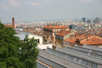Vue sur Lyon au dessus de l'Ecole de Tissage prise depuis l'institut des Chartreux.