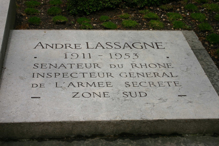 Monument aux morts, plaque en mémoire de André Lassagne.