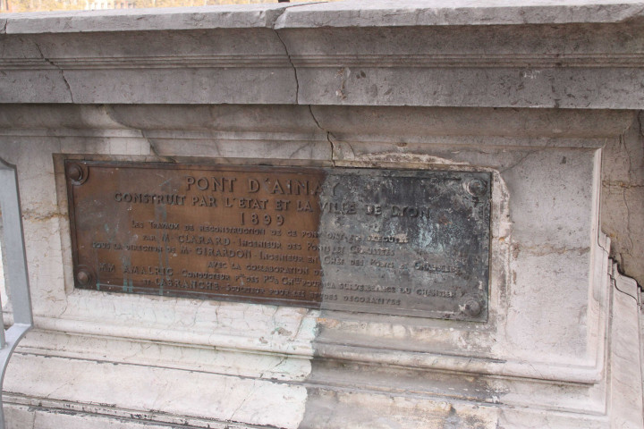 Plaque sur la rive droite du pont d'Ainay.