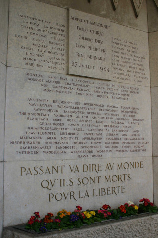 Statue "Le Veilleur de Pierre" et monument aux morts.