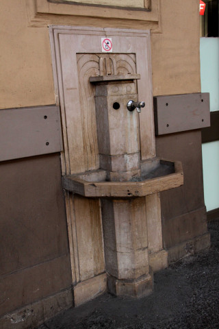 Borne fontaine.
