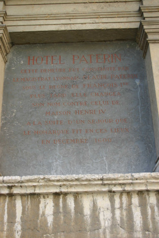 2 rue Juiverie, Hôtel Paterin, plaque en mémoire de Claude Paterin (magistrat).