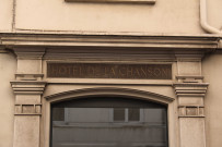 Hôtel de la Chanson, fronton de porte.