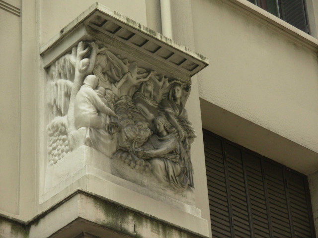 9 quai Jean-Moulin, détail sculpté de la façade.