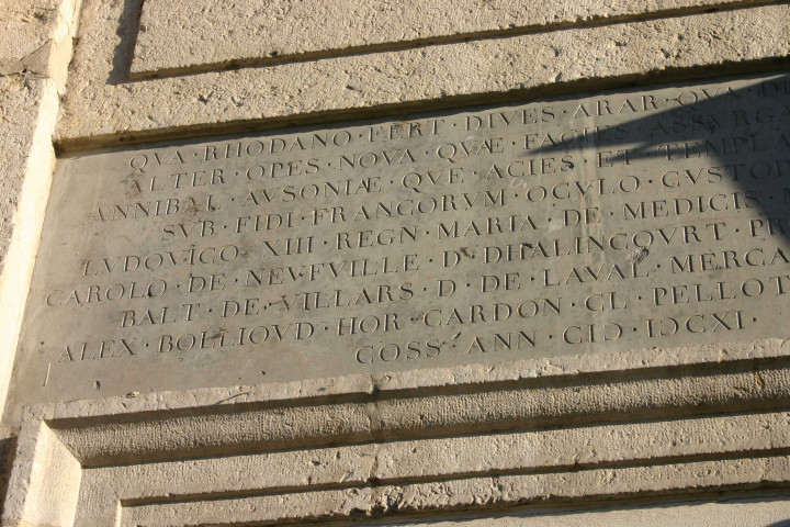 1 quai Maréchal-Joffre, inscription latine.