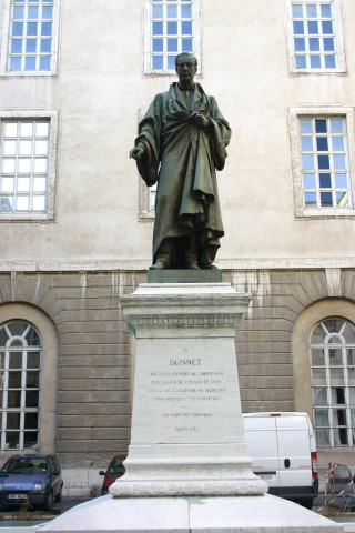 Cour Bonne, statue Amédé Bonnet de Guillaume Bonnet.