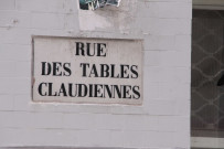 Rue des Tables-Claudiennes vers la montée de la Grande-Côte, plaque de rue.