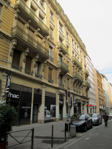 26 rue Bellecordière, arrière du magasin FNAC.