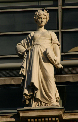 Opéra, statue de Muse.