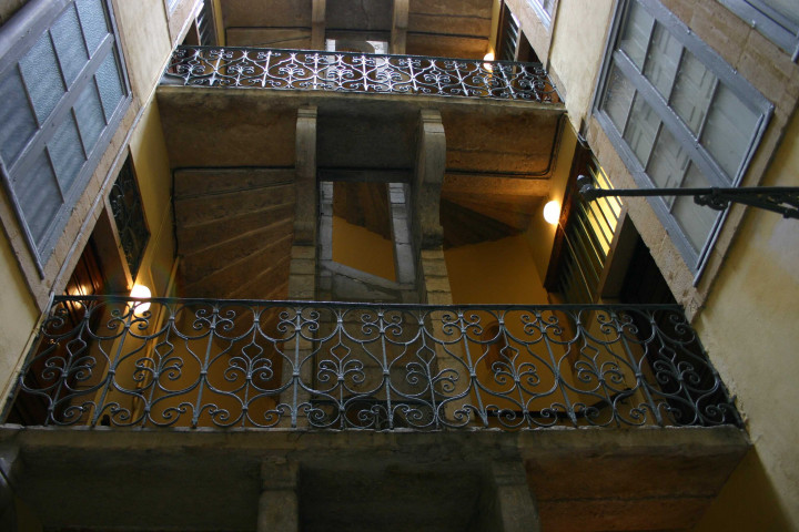 11 quai de Bondy, escaliers de la cour intérieure.