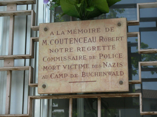 43 avenue Général-Frère, commissariat du 8ème arrondissement, plaque en mémoire de Robert Coutenceau (commissaire de police).