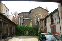 51 rue Auguste-Comte, cour intérieure et chevet de l'église Sainte-Croix.