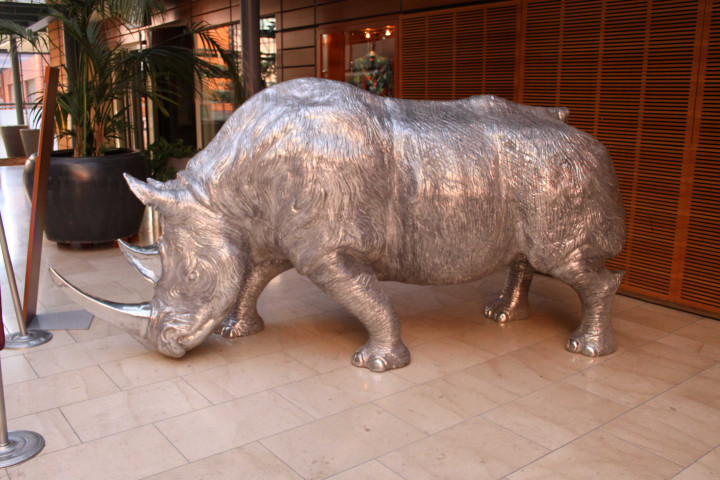 Sculpture du casino de la Cité Internationale représentant un rhinocéros, réalisée par Christian Maas.