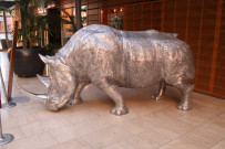 Sculpture du casino de la Cité Internationale représentant un rhinocéros, réalisée par Christian Maas.