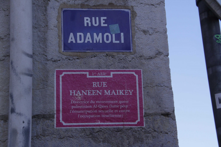 Rue des Fantasques rebaptisée en hommage à Haneen Maikey (directrice du mouvement queer palestinien Al-Qaws), collage féministe.